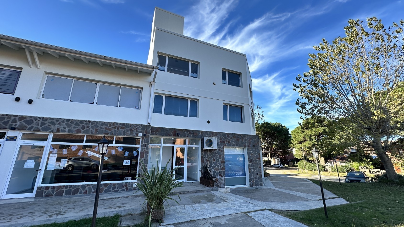 Oficina con cochera en el centro de Pinamar 