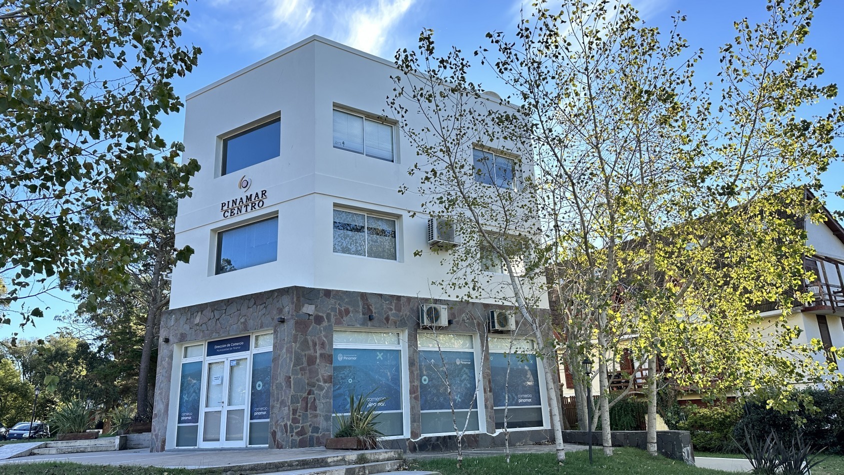 Oficina con cochera en el centro de Pinamar 
