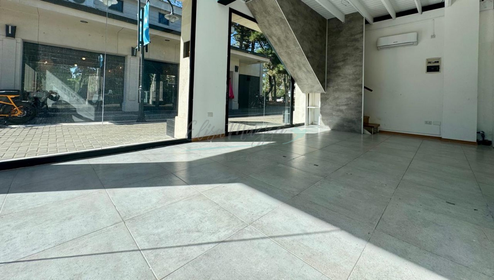 LOCAL COMERCIAL EN ALQUILER - PINAMAR